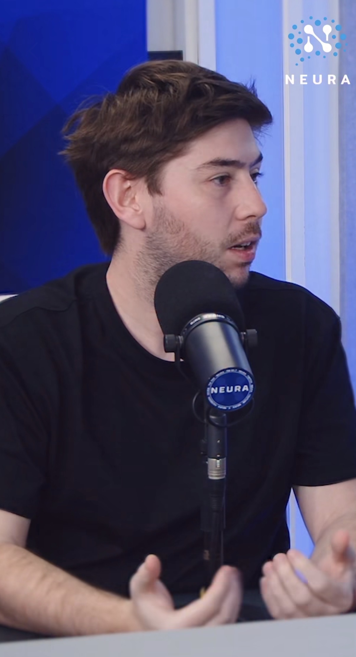 Matias Heredia hablando en una entrevista en un estudio de podcast